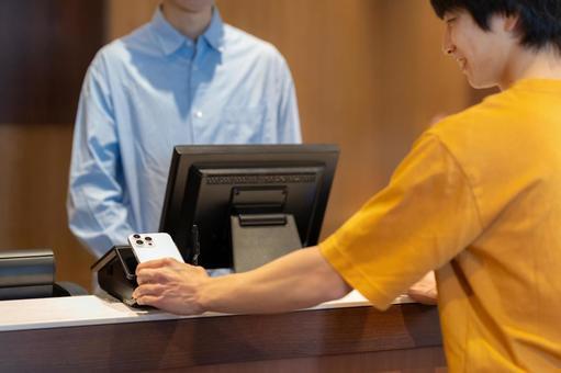 ショッピングをしてモバイル決済をする男性 モバイル決済,ショッピング,買い物の写真素材