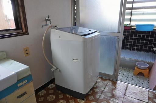 縦型洗濯機の取り外し01 洗濯機,縦型,浴室の写真素材