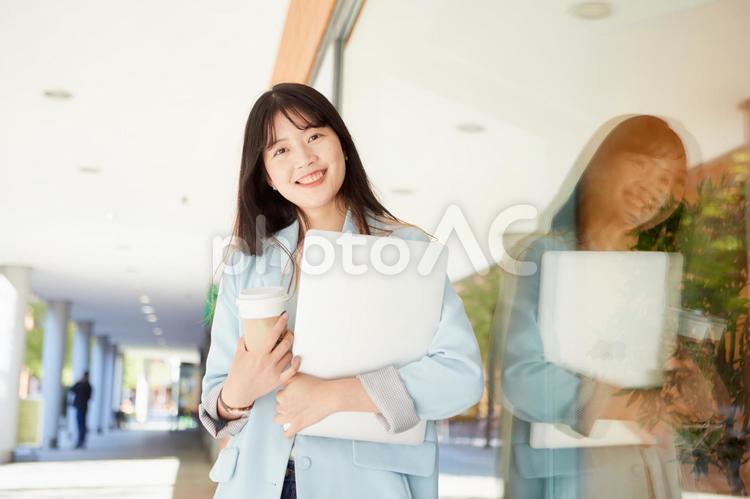 コーヒーとノートパソコンを持つ日本人女性7 女性,日本人,アジア人の写真素材