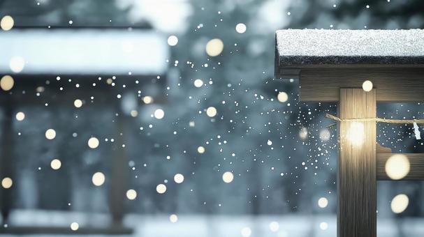 雪に映える古い村の鳥居、やさしい光 雪に映える古い村の鳥居、やさしい光の写真