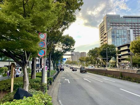 京都市御池通を見通す 京都市御池通を見通す 御池通,河原町御池,京都市の写真素材