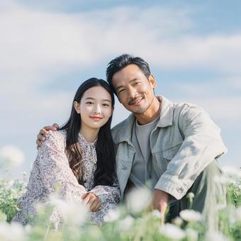 花畑で寄り添う二人 花畑で寄り添う二人の写真