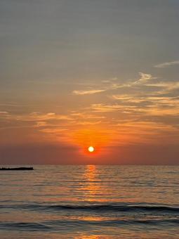 夕日が沈む海 夕日が沈む海の写真