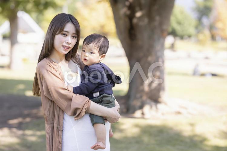 公園で遊ぶママと子供 赤ちゃん,子供,親子の写真素材