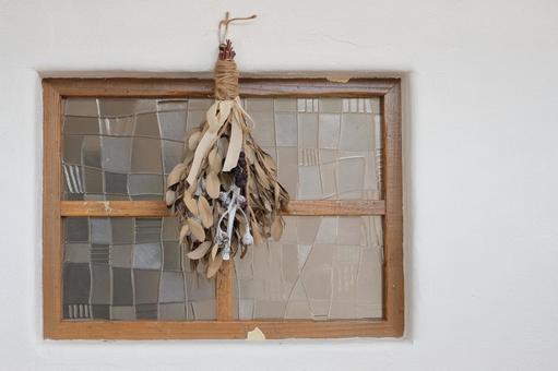 アンティークな室内窓とドライフラワー クラシック,一軒家,北欧風の写真素材