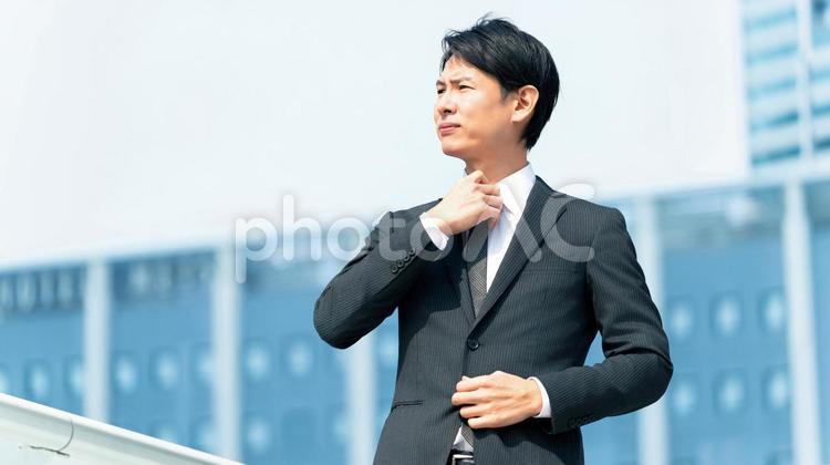 ネクタイを整える男性ビジネスマン 男性,夏,空の写真素材