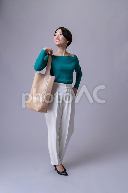 バッグを持つ女性・縦 モデル,私服,ファッションの写真素材