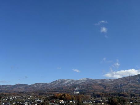 初冠雪の鉢伏山(2025) 初冠雪,晴れ,朝の写真素材