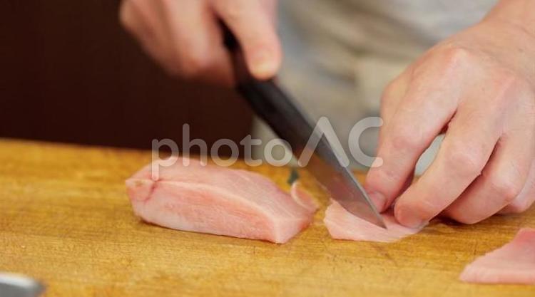 マグロの中トロを切る寿司職人の手元 調理,料理,トロの写真素材