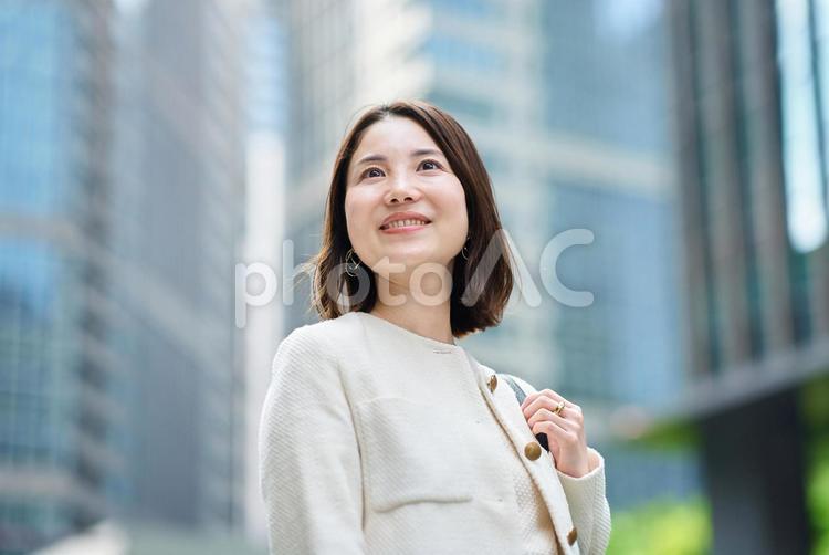 ビジネス街を通勤する女性 通勤,出勤,女性の写真素材