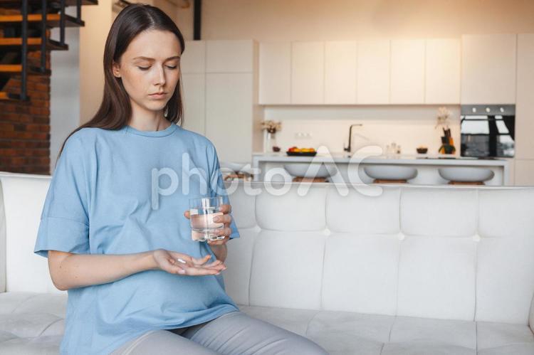 サプリメントを見てこれから飲む女性 女性,人物,妊婦の写真素材