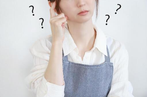 悩む女性　主婦 悩み,悩む,考えるの写真素材