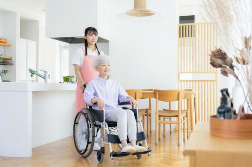 シニア女性を介護をする介護士の女性 シニア女性を介護をする介護士の女性 介護,介護士,シニアの写真素材