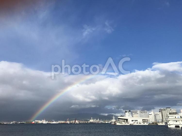 函館・ベイエリアから見る虹と港の風景 虹,rainbow,函館の写真素材