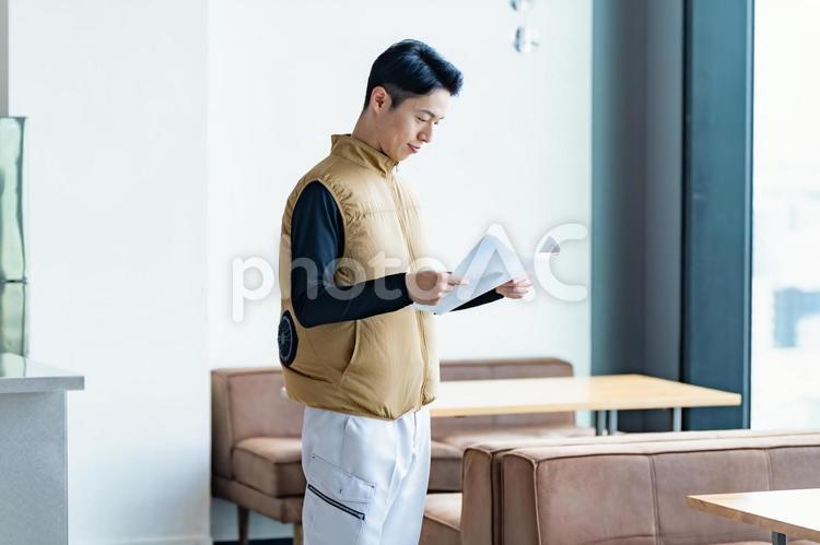 設計図を持って作業を確認するプロ インテリア,室内,点検の写真素材