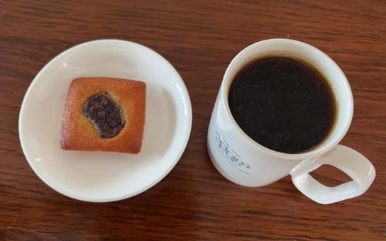 ドリップコーヒーとアンバターフィナンシェ ドリップコーヒーとアンバターフィナンシェの写真