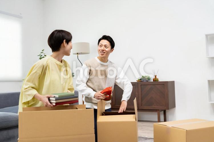 荷造りをする夫婦 移転,部屋,引越しの写真素材