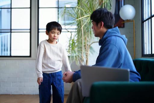 説教されて不満そうな男の子 説教されて不満そうな男の子の写真