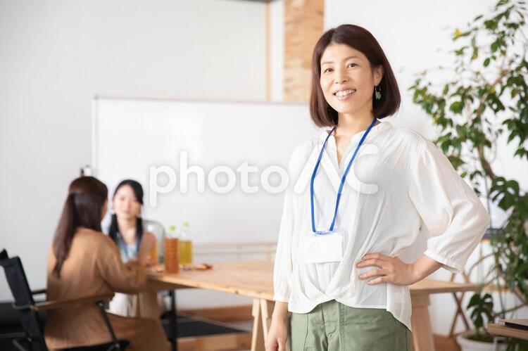 オフィスにいるビジネスウーマン ビジネス,女性,ビジネスウーマンの写真素材