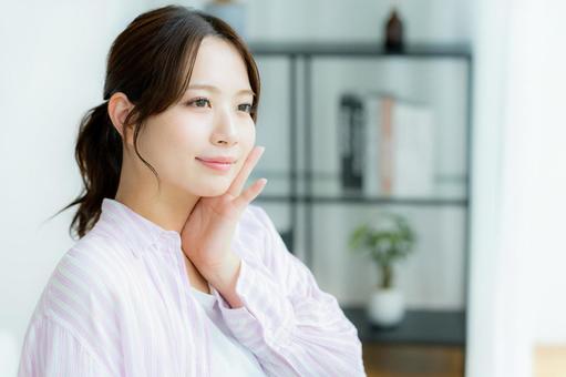 部屋でリラックスする女性 部屋でリラックスする女性 美容,笑顔,ポートレートの写真素材