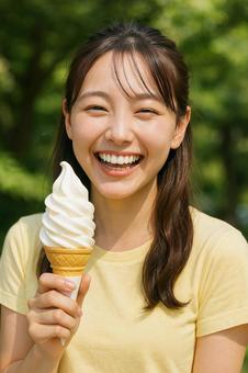夏のアイスクリームを食べる笑顔な女性の写真