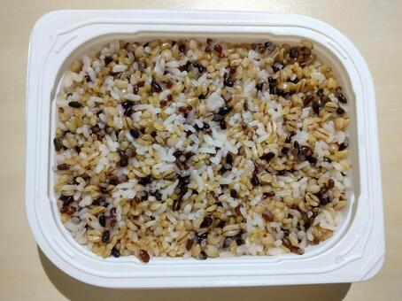 パックご飯　雑穀米　180g 雑穀米,発芽玄米,古代米の写真素材