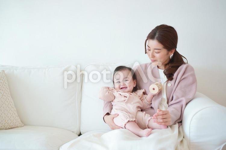 笑っている赤ちゃんを見つめる女性 母子,赤ちゃん,笑うの写真素材