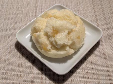 白磁の角皿に載った芋蒸しまんじゅう 蒸しまんじゅう,蒸菓子,和菓子の写真素材