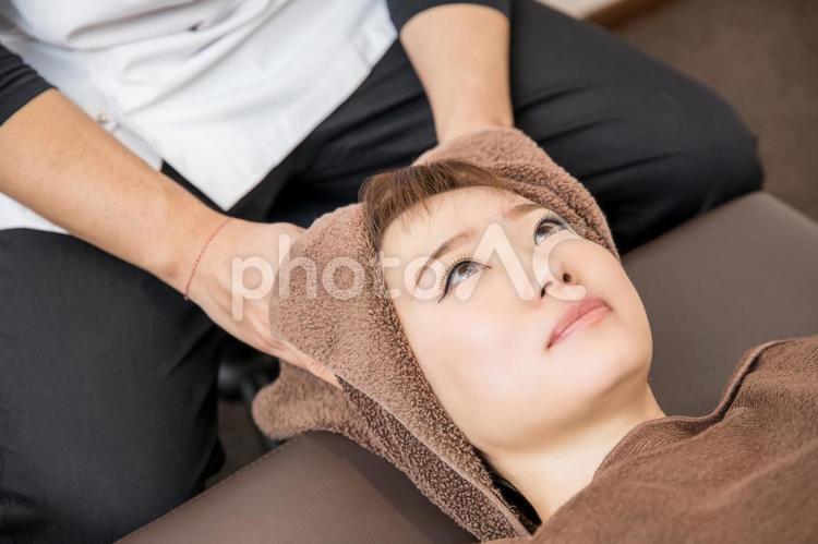 整体を受ける女性（頭） 頭,整体,リンパ整体の写真素材