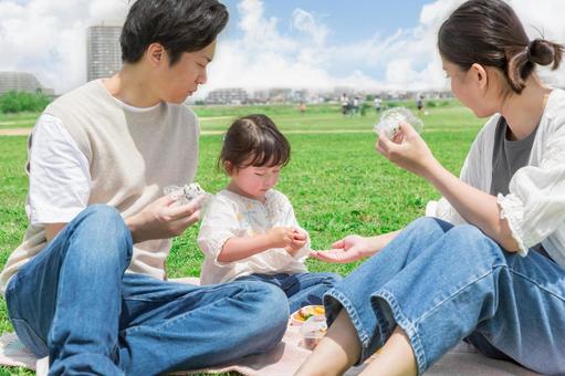 公園でランチ 公園でランチ 人物,家族,女性の写真素材