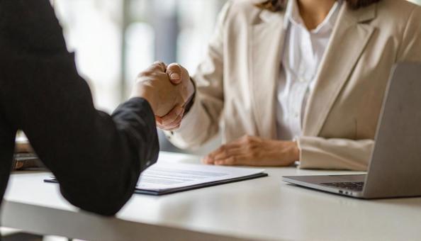 お客様と商談するビジネスウーマンの写真