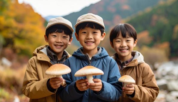 きのこ狩り キノコを収穫して笑顔の男の子 きのこ狩り キノコを収穫して笑顔の男の子の写真