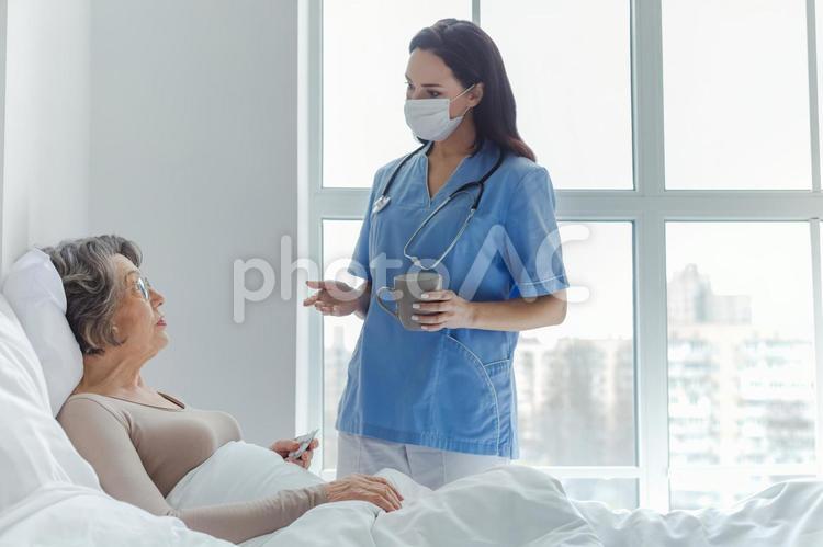 マグカップを持って患者と話す女医 女性,女医,患者の写真素材