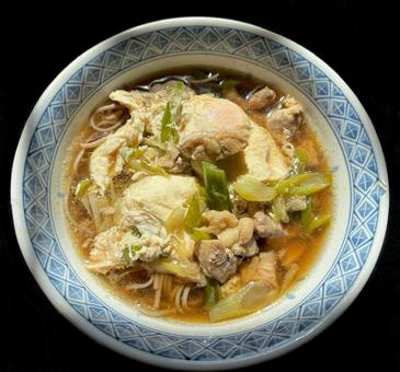 固ゆで卵のネギと鶏肉入り月見そば 固ゆで卵のネギと鶏肉入り月見そばの写真