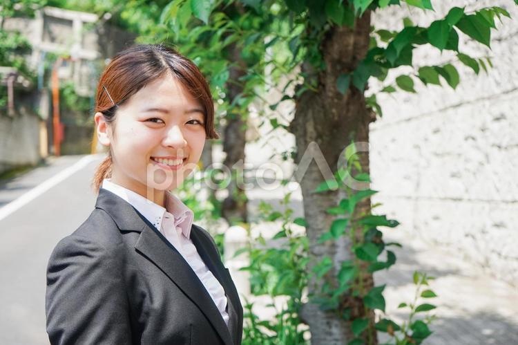 笑顔で営業をする若いビジネスウーマン 活発な,マナー,新入社員の写真素材