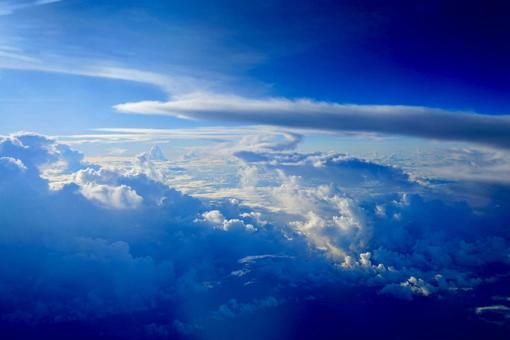 飛行機の窓から見える青空と雲 飛行機の窓から見える青空と雲の写真