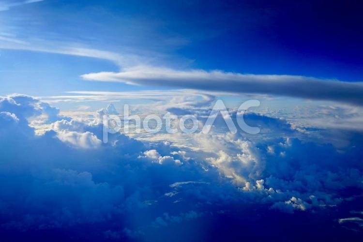 飛行機の窓から見える青空と雲 飛行機,窓,上空の写真素材