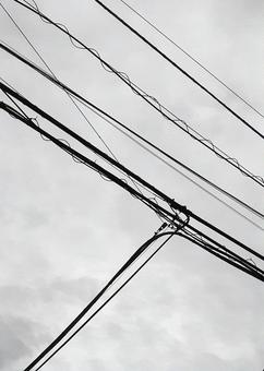 曇天の空に走る電線のモノクロ写真 曇天の空に走る電線のモノクロ写真 電線,送電線,曇天の写真素材