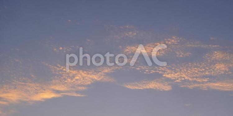夕日に染まる雲　ワイド 夕焼け,夕陽,夕日の写真素材