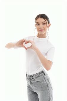 カメラ目線で手でハートを作る女性 女性,手ハート,ハートの写真素材