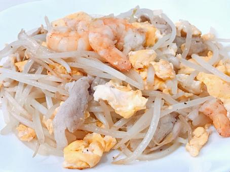 Photo, fried prawns with bean sprouts and egg, stir-fried seafood with bean sprouts, fried bean sprouts and eggs, 