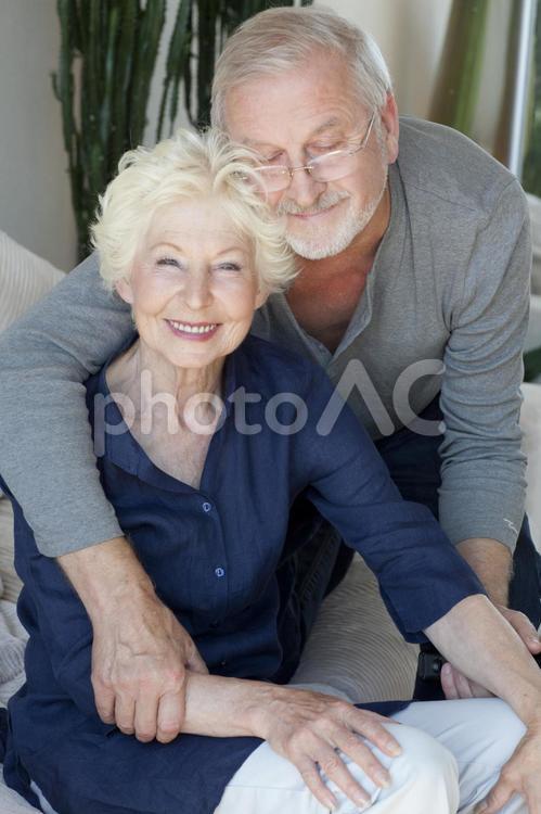 寄り添うシニア夫婦35 シニア,夫婦,笑顔の写真素材