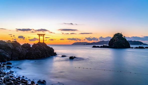 朝焼けの夫婦岩からの朝日 朝焼けの夫婦岩からの朝日の写真