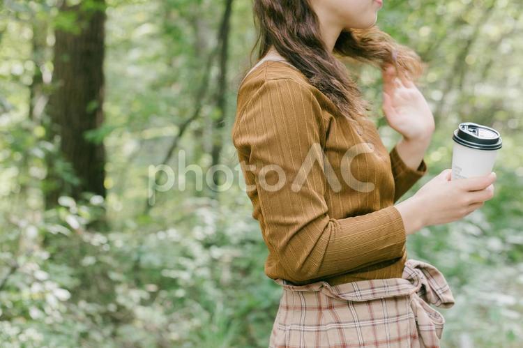 自然に囲まれコーヒーを飲む女性　自然の中で休憩する人 女性,女の子,大学生の写真素材