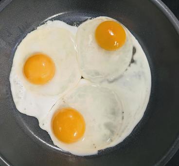 目玉焼き 目玉焼き,卵,フライパンの写真素材