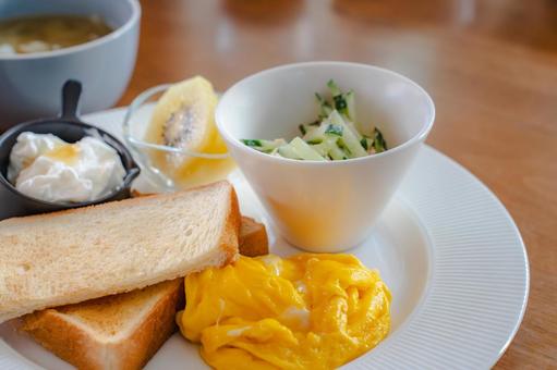 スクランブルエッグの朝食 スクランブルエッグの朝食 朝食,洋食,トーストの写真素材