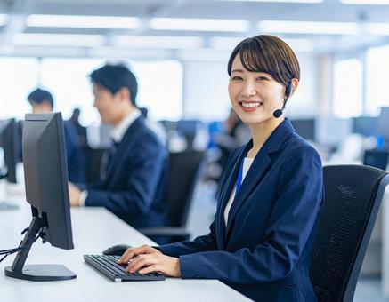 テレフォンオペレーターをする女性 テレフォンオペレーターをする女性の写真