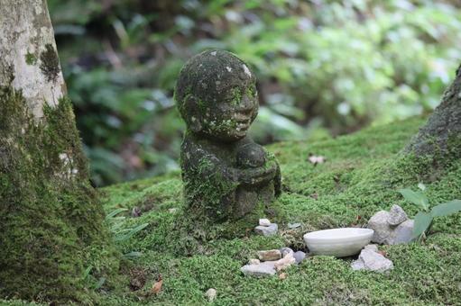 苔の中の緑のコケの生えたお地蔵様 苔の中の緑のコケの生えたお地蔵様 苔,緑,コケの写真素材