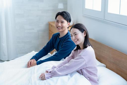 ベッドにいる二人 快眠,休養,新婚の写真素材