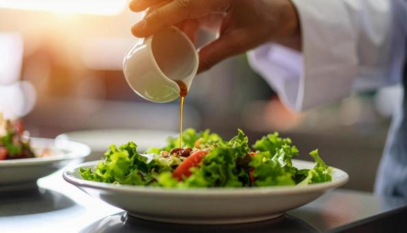 手作りドレッシングをかけるサラダ 手作りドレッシングをかけるサラダの写真